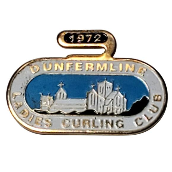 Dunfermline Ladies Curling Club 1972 Collectors Pin Gold Tone Vtg - Picture 1 of 5